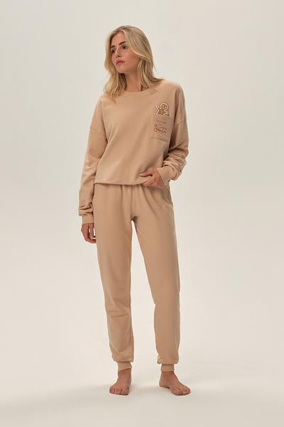 Dres damski z bawełny, idealny jako element codziennej stylizacji. Bluza z długim rękawem, dekolt półokrągły, spodnie długie. Dół bluzy, mankiety i nogawki zakończone ściągaczem. 
 
Skład: 100% Bawełna
 