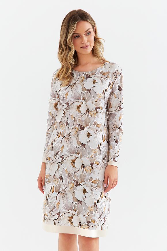 Koszula damska 423 Cana w kwiaty taupe
materiał - singiel jersey, bawełna 100%


piękny kwiatowy wzór w odcieniach beżu i écru


okrągły, odszywany dekolt




rękaw długi


rękawy i dół koszuli wykończone listwami z połyskującej, miękkiej satyny


klasyczny, taliowany krój


długość do kolan


 
 
