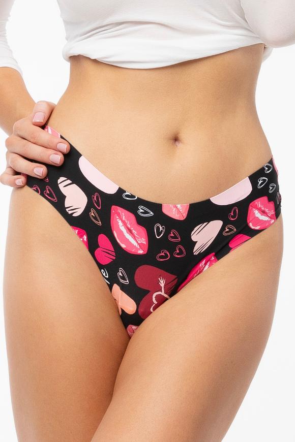Figi damskie  KISS ME TANGA BRASIL efektowny print w usta i serca. Z ultracienkim wykończeniem brzegów w technologii INVISIBLE_LINE. Bezuciskowe, nie odznaczają się pod ubraniem. Obniżona linia bioder, tył z delikatnej koronki. Dają poczucie lekkości i komfortu. Pakowane w pudełko z ozdobnym sercem, idealne na prezent. 
Skład: 89% Poliamid, 10% Elastan, 1% Bawełna.
