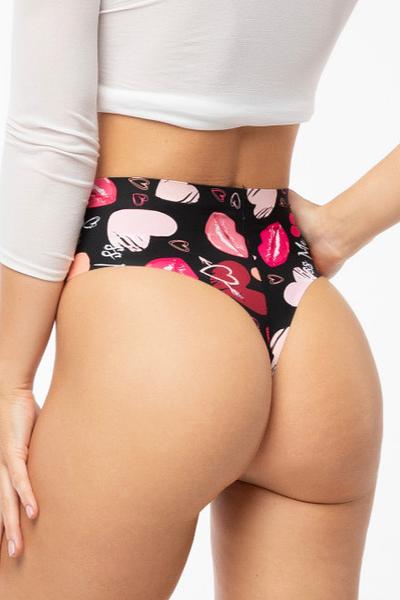 Stringi damskie efektowny print w usta i serca. Zabudowane na biodrach z ultracienkim wykończeniem brzegów w technologii INVISIBLE_LINE. 
Bezuciskowe, nie odznaczają się pod ubraniem, dają poczucie lekkości i komfortu. Pakowane w pudełko z ozdobnym serduszkiem. Idealne na prezent.
 
 Skład: 89% Poliamid, 10% Elastan, 1% Bawełna.
 
 