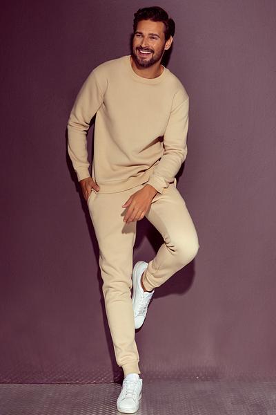 Homewear dres męski idealny domowy strój. Bluza z długim rękawem. Do kompletu długie spodnie.
Skład: 80% Bawełna, 20% Poliester
 