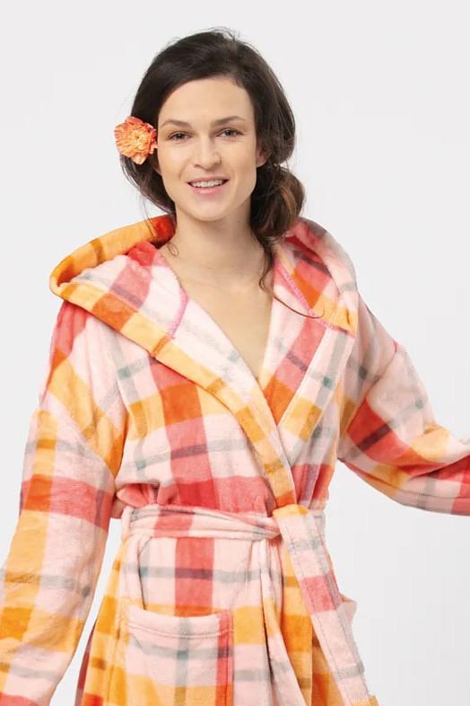 Szlafrok damski o długości do połowy łydki. 
 Kobiecy, klasyczny krój podkreśla wyjątkowo jedwabista i miękka dzianina typu Velvet Super Soft, która zapewnia trwałość i komfort noszenia. Przestrzenna, lekka krata w radosnych, jesiennych kolorach brzoskwini i beżu rozjaśni wszystkie wieczory i poranki. Całość dopełniają głębokie przednie kieszenie i wygodny swobodny kaptur. Idealnie sprawdzi się po kąpieli lub narzucony na piżamkę.  * szlafrok damski za kolano * klasyczny, wygodny krój z paskiem* wygodna wewnętrzna tasiemka ułatwiająca powieszenie szlafroka* bardzo ciepły i miękki             * idealny na prezent dla bliskiej osoby
Skład: 100% Poliester
 