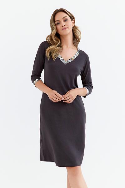  
Koszula damska Cana 413 
materiał - wysokogatunkowy singiel jersey z dodatkiem elastanu: bawełna 95% , elastan 5%


taliowany, klasyczny krój w grafitowym kolorze


rękaw 3/4


w dekolcie odszywane listwy w kwiatowy wzór


mankiety we wzór


 