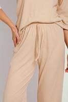 Piżama damska z rękawem długości 3/4 uszyta z delikanej prążkowanej bawełny. Do kpmpletu jednolite spodnie z prostymi nogawkami długości 7/8.
Skład: 100% Bawełna
 