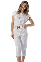 Producent: LEVEZA
Model: Kaja 1550
Materiał: 100% bawełna, miękka i przewiewna
Konstrukcja: Krótki rękaw, dekolt okrągły
Spodnie: Długość 3/4, dekoracyjna kokardka w pasie
Dodatki: Subtelny nadruk na klatce piersiowej
Idealna na: każdą porę roku, spokojny sen i wygodę