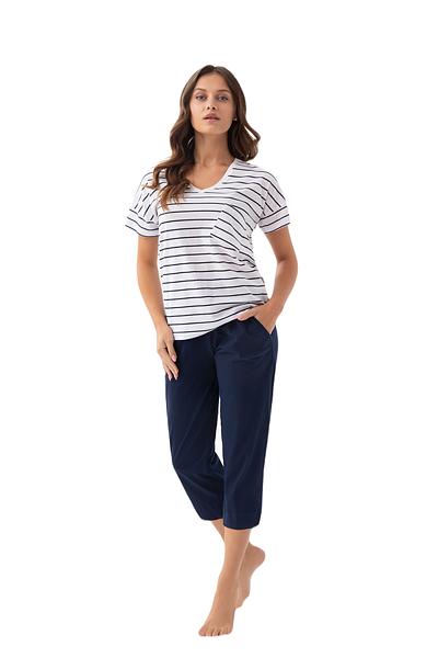     Producent: LUNA
    Model: 396
    Materiał: 100% bawełna, przewiewna i miękka
    Konstrukcja góry: T-shirt w paski, półokrągły dekolt, krótki rękaw, kieszeń skrojona po skosie
    Spodnie: Jednobarwne, długość 3/4
    Idealna na: każdą porę roku, spokojny sen, relaks w domu