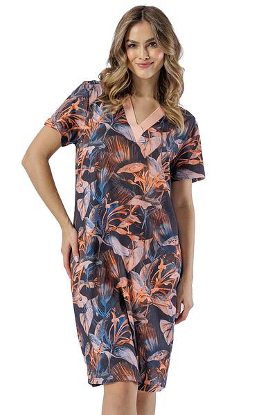 Koszula nocna damska LEVEZA Honorata 1572 – elegancki i wygodny fason
100% bawełna – miękka, oddychająca i przyjazna dla skóry
Wzorzysty materiał – modny design i komfort noszenia
Dekolt w serek – subtelne, kontrastowe wykończenie dodające uroku
Krótki rękaw – idealny na ciepłe noce i całoroczny komfort
Długość za kolana – zapewnia wygodę i swobodę ruchów
Luźny krój – doskonale dopasowuje się do sylwetki
Świetny wybór na każdą porę roku – doskonała na lato i chłodniejsze wieczory
 