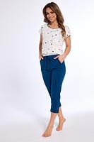 Piżama damska z krótkim rękawem, uszyta z delikatnej bawełny, dekolt okrągły wykończony kontrastującą lamówką. Do kompletu spodnie długości 7/8 z kieszeniami. W pasie ozdobny troczek. Pakowana w pudełko.
Skład: 100% Bawełna
 