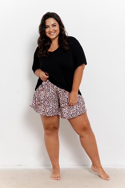 Piżama damska z krótkim rękawem, bluzka jednolita dekolt w serek. Do kompletu krótkie spodenki w panterke.
Skład: bluzka 94% Wiskoza, 6% Elastan, spodnie 100% Bawełna
 