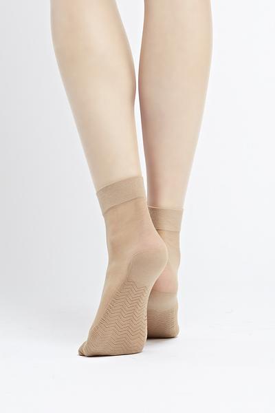     Producent: Knittex
    Model: Active
    Cechy: Aktywna powierzchnia masująca
    Materiał: 94% poliamid, 6% elastan
    Grubość: 20 den
    Konstrukcja: Gładkie, z przędzy oplatanej
    Przeznaczenie: Komfort i relaks dla stóp na co dzień
    Dodatkowe zalety: Stymulacja krążenia i redukcja zmęczenia