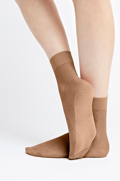     Producent: Knittex
    Model: Nature Sole
    Cechy: Bawełniana podeszwa, oddychające i relaksujące
    Materiał: 8% bawełna, 78% poliamid, 14% elastan
    Grubość: 20 den
    Konstrukcja: Gładkie, z delikatnym uciskiem
    Przeznaczenie: Komfort noszenia i ochrona przed nadmiernym poceniem się
    Dodatkowe zalety: Idealne na co dzień i na specjalne okazje
