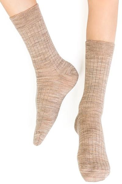 Otul delikatne stópki swojego maluszka ciepłem i komfortem dzięki niemowlęcym skarpetkom MERINO WOOL PRĄŻEK 130 od marki Steven! Wykonane z najwyższej jakości wełny merino (74,5%), zapewniają doskonałą termoizolację, utrzymując ciepło nawet w chłodniejsze dni. Dzięki bezuciskowemu wykończeniu i elastycznym włóknom są wygodne, miękkie i idealnie dopasowują się do stópki dziecka, nie powodując ucisku. Gładka, prążkowana struktura sprawia, że skarpetki są niezwykle delikatne i przyjazne dla wrażliwej skóry niemowląt.
