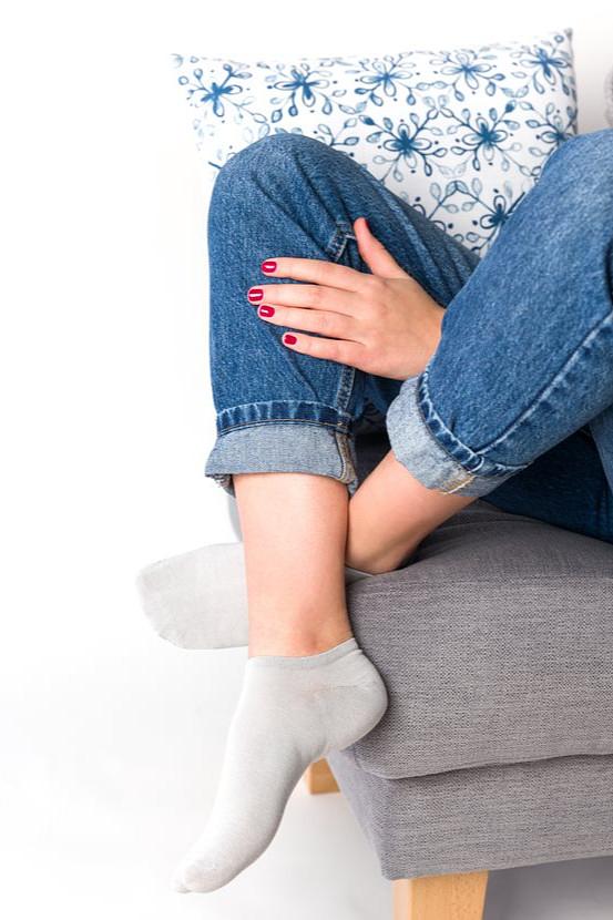 Odkryj komfort i subtelność gładkich stopek bawełnianych damskich 007! Cienkie, delikatne i oddychające – idealne na ciepłe dni wiosny i lata. Wykonane z wysokiej jakości bawełny z domieszką elastycznych włókien, zapewniają wygodę noszenia oraz doskonałe dopasowanie do stopy. Ich minimalistyczny design sprawia, że pasują do każdego rodzaju obuwia – od sportowych sneakersów po eleganckie baleriny.