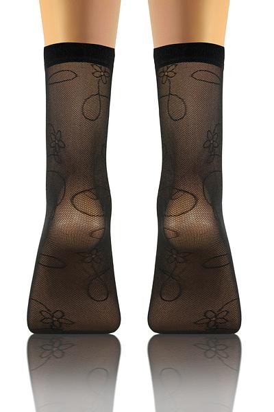 Transparentny materiał z subtelnym, designerskim wzorem nadaje im wyjątkowy charakter, a brak wzmocnień na palcach zapewnia efekt gołej stopy – idealny do odkrytego obuwia. Nieuciskający ściągacz gwarantuje komfort przez cały dzień, nie pozostawiając śladów na skórze. 