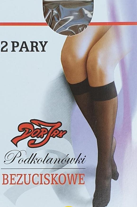 Podkolanówki damskie gładkie z elastanu to elegancki i funkcjonalny element garderoby, który wyróżnia się delikatnością i elastycznością materiału. Wykonane z mieszanki przędzy zawierającej elastan, co zapewnia elastyczność i idealne dopasowanie do nogi. Elastan sprawia, że podkolanówki są rozciągliwe, ale jednocześnie dobrze przylegają do ciała, nie zsuwając się. Mają gładką strukturę bez wzorów, co sprawia, że są klasyczne i minimalistyczne, pasujące do różnych stylizacji, zarówno eleganckich, jak i casualowych.