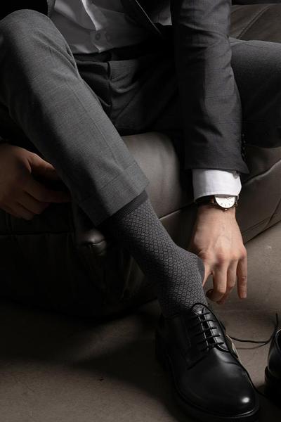 Skarpety męskie STEVEN 011 to elegancki i komfortowy dodatek do każdej stylizacji. Wzór w drobne romby nadaje im klasycznego, stylowego wyglądu, doskonale komponując się zarówno z garniturem, jak i codziennym ubiorem. Wykonane z wysokiej jakości bawełny z domieszką poliamidu i elastanu, gwarantują przewiewność, elastyczność i trwałość. Bezszwowa konstrukcja oraz bezuciskowy ściągacz zapewniają maksymalny komfort noszenia, eliminując ryzyko ucisku i otarć. Idealne na każdą okazję, zarówno do pracy, jak i na spotkania towarzyskie.