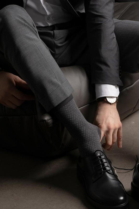 Skarpety męskie STEVEN 011 to elegancki i komfortowy dodatek do każdej stylizacji. Wzór w drobne romby nadaje im klasycznego, stylowego wyglądu, doskonale komponując się zarówno z garniturem, jak i codziennym ubiorem. Wykonane z wysokiej jakości bawełny z domieszką poliamidu i elastanu, gwarantują przewiewność, elastyczność i trwałość. Bezszwowa konstrukcja oraz bezuciskowy ściągacz zapewniają maksymalny komfort noszenia, eliminując ryzyko ucisku i otarć. Idealne na każdą okazję, zarówno do pracy, jak i na spotkania towarzyskie.