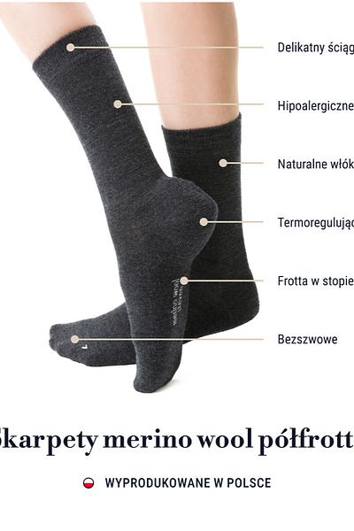 Damskie skarpety półfrotte z wełny Merino to idealne rozwiązanie dla kobiet ceniących komfort, ciepło i najwyższą jakość materiałów. Wykonane z naturalnej wełny merynosów, zapewniają doskonałą termoizolację, skutecznie odprowadzają wilgoć i pozostają świeże przez długi czas dzięki właściwościom antybakteryjnym. Miękka frotta w stopie zwiększa wygodę noszenia, a bezszwowa konstrukcja i delikatny ściągacz eliminują ryzyko otarć oraz nadmiernego ucisku. Skarpety sprawdzą się zarówno na co dzień, jak i podczas chłodniejszych dni, gwarantując przyjemne uczucie ciepła i suchości.