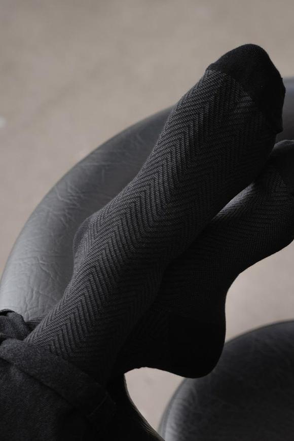 Skarpety męskie art.011 to elegancki i komfortowy wybór dla każdego mężczyzny ceniącego wygodę i styl. Wykonane z wysokiej jakości mieszanki bawełny oraz elastycznych włókien, zapewniają doskonałe dopasowanie i przewiewność. Delikatny wzór w jodełkę dodaje im klasycznego charakteru, dzięki czemu świetnie komponują się zarówno z codziennym, jak i bardziej formalnym strojem. Bezuciskowy ściągacz gwarantuje komfort noszenia przez cały dzień, nie powodując dyskomfortu. Idealne do pracy, na spotkania oraz na co dzień.