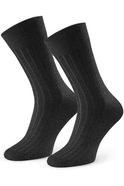 Odkryj niezwykły komfort i ciepło dzięki męskim skarpetom z wełną wielbłądzią. Wykonane z bawełny organicznej i bio camel wool, zapewniają doskonałą izolację termiczną, a jednocześnie pozwalają skórze oddychać. Bezuciskowy ściągacz oraz bezszwowe łączenie gwarantują wygodę przez cały dzień – bez podrażnień i ucisku. Idealne zarówno na chłodne dni, jak i do codziennego użytkowania. Postaw na naturalne materiały i najwyższą jakość!