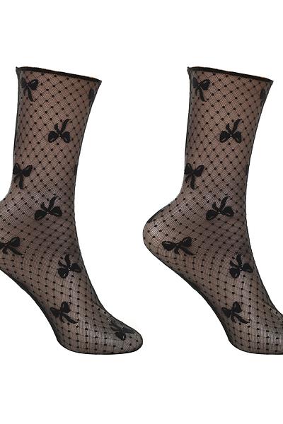 Cienkie skarpetki damskie na siateczce we wzór w kokardki to niezwykle uroczy i kobiecy dodatek, który dodaje stylizacjom delikatności i elegancji. Skarpetki wykonane są z przezroczystej siateczki, która nadaje im subtelny, zmysłowy wygląd, jednocześnie zapewniając przewiewność i lekkość. Wzór w kokardki rozproszony jest po całej powierzchni skarpetek, nadając im romantycznego charakteru. Kokardki na skarpetkach są nieco większe.Wzór w kokardki dodaje im figlarności i może być świetnym akcentem zarówno do codziennych, jak i bardziej eleganckich stylizacji, takich jak połączenie z sukienką czy spódnicą. Skarpetki te sprawdzą się doskonale jako subtelny, ale efektowny element garderoby, który przyciąga uwagę dzięki unikalnym detalom.