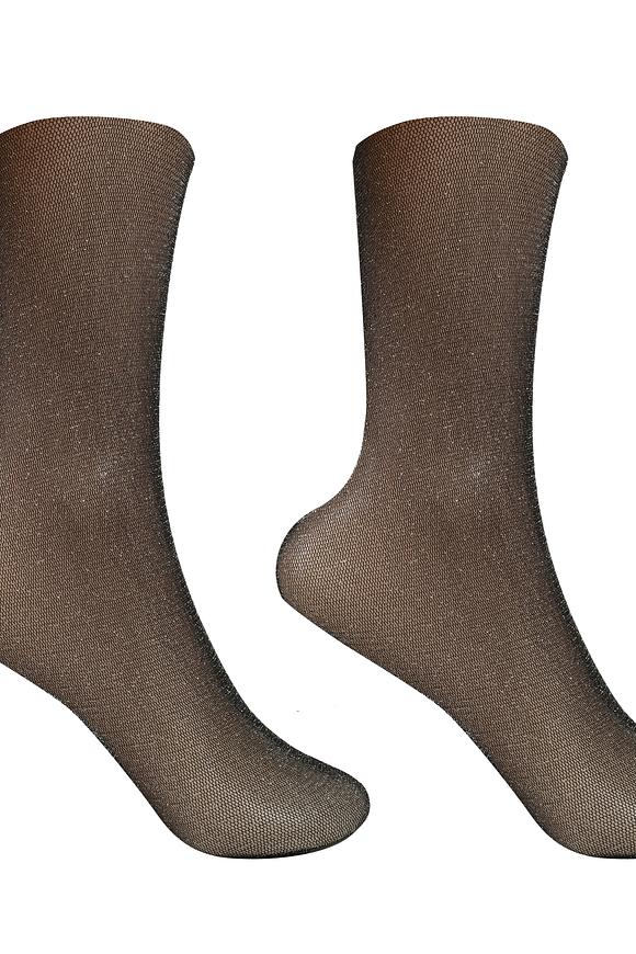 Cienkie, tiulowe skarpetki damskie gładkie to wyjątkowo elegancki i minimalistyczny dodatek, który dodaje stylizacji subtelnego uroku. Wykonane z przezroczystego tiulu, skarpetki mają delikatną i zwiewną strukturę, co sprawia, że prezentują się lekko i eterycznie. Dzięki swojej gładkiej fakturze, bez dodatkowych wzorów czy ozdób, skarpetki te są niezwykle uniwersalne i idealnie pasują do wielu różnych stylizacji – od codziennych po bardziej wyrafinowane.Tiul zapewnia skarpetkom delikatny połysk i zmysłową przezroczystość, subtelnie eksponując skórę, co dodaje im elegancji.
 