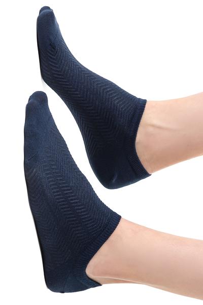 Odkryj wyjątkowy komfort i styl dzięki damskim stopkom COMET 3D 066 JODEŁKA. Te eleganckie skarpetki wykonane z wysokiej jakości bawełny (83%) z dodatkiem poliamidu (15%) i elastanu (2%) zapewniają doskonałe dopasowanie oraz wygodę przez cały dzień. Dzięki płaskim szwom minimalizują ryzyko otarć, a modny wzór jodełki dodaje im wyjątkowego charakteru. Idealne do codziennych stylizacji, zarówno do sportowego, jak i bardziej eleganckiego obuwia.