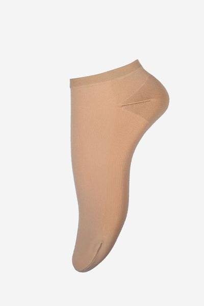 Wygodne, eleganckie i niezawodne stopki poliamidowe FOOTIES 60 DEN to idealne rozwiązanie dla kobiet, które cenią komfort i estetykę. Wykonane z miękkiego, elastycznego materiału, doskonale dopasowują się do stopy, nie zsuwają się i zapewniają wygodę przez cały dzień. Gładka faktura oraz półkryjąca grubość 60 DEN sprawiają, że stopki są dyskretne i świetnie komponują się z każdym obuwiem – zarówno sportowym, jak i eleganckim. Idealne do codziennego noszenia, niezastąpione w cieplejsze dni.