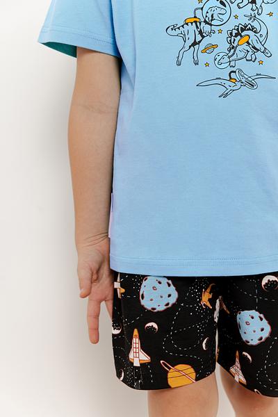 Piżama chłopięca Spencer od Taro to idealny wybór na ciepłe, letnie noce. Wykonana w 100% z wysokiej jakości, miękkiej bawełny, zapewnia doskonały komfort i przewiewność. Koszulka z krótkim rękawem ozdobiona jest kolorowym nadrukiem, który dodaje jej uroku. Do kompletu dołączone są wzorzyste, krótkie spodenki, które gwarantują swobodę ruchów i wygodę noszenia. Całość zapakowana w foliowy woreczek.
Skład: 100% Bawełna