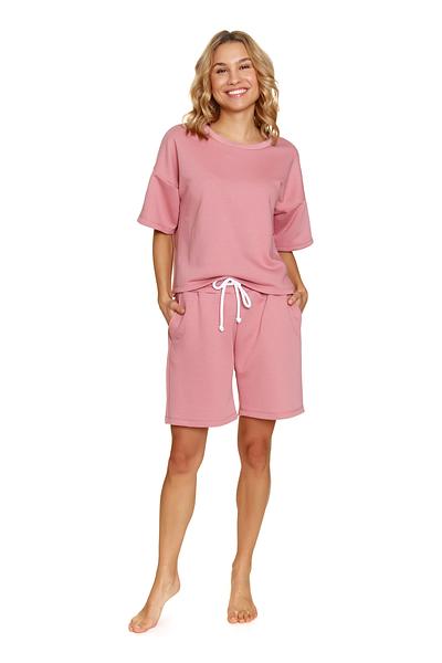 Damski dres DRS.7220 od Dr Nap to kwintesencja wygody i stylu. Luźny krój zapewnia maksymalny komfort, a wysokiej jakości dzianina sprawia, że jest to idealny zestaw zarówno do snu, jak i codziennego relaksu. Oversize'owa koszulka świetnie komponuje się z dłuższymi szortami, które posiadają praktyczne kieszenie. Doskonały wybór na letnie wieczory, spacery po plaży czy leniwe poranki z filiżanką kawy. Uszyty w Polsce z certyfikowanej, bezpiecznej tkaniny OEKO-TEX Standard 100.
Skład: 70% Bawełna, 30% Poliester