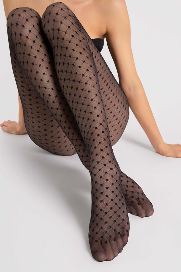 Dodaj elegancji i subtelnego uroku swoim stylizacjom dzięki wzorzystym rajstopom Fiore 20 den. Ich delikatny, ale efektowny design podkreśla kształt nóg, nadając im niezwykle kobiecy wygląd. Wykonane z wysokiej jakości przędzy, zapewniają komfort noszenia przez cały dzień. Idealne do eleganckich i casualowych stylizacji – doskonale komponują się zarówno z sukienką, jak i spódnicą.