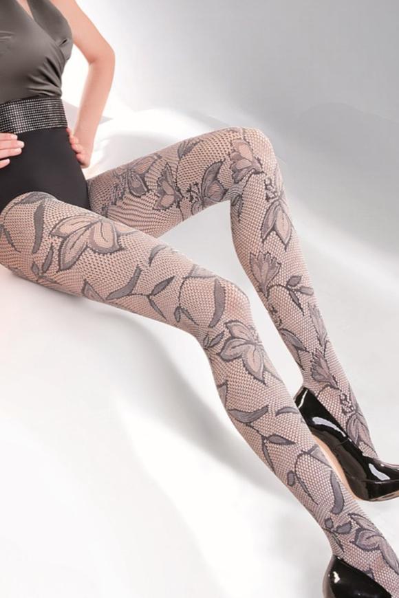 Odkryj wyjątkowy styl dzięki wzorzystym rajstopom Gabriella! Ich efektowny, kwiatowy wzór oplata nogi od palców aż po pas, dodając elegancji i kobiecego wdzięku. Wykonane z wysokiej jakości mieszanki poliamidu i elastanu, zapewniają komfort noszenia oraz idealne dopasowanie do sylwetki. Cienka, ażurowa struktura sprawia, że doskonale komponują się zarówno z eleganckimi sukienkami, jak i odważniejszymi stylizacjami. Idealne dla kobiet, które cenią sobie wyraziste dodatki i zabawę modą.