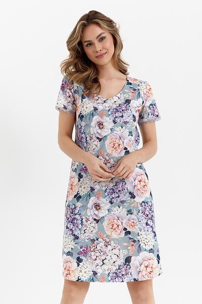 Wysokiej jakości bawełna typu singiel jersey (100%)
Taliowany krój – subtelne podkreślenie sylwetki
Romantyczny nadruk cyfrowy w szałwiowe kwiaty
Krótki rękaw z elegancką koronką
Dekolt w serek – optyczne wysmuklenie szyi
Długość do kolan – komfort i swoboda
Produkt polskiej marki CANA – styl i jakość