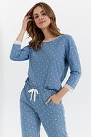 Piżama damska 438 CANA to połączenie wygody i elegancji, stworzone z myślą o kobietach ceniących komfortowy wypoczynek i stylowy wygląd. Wykonana z wysokogatunkowego singiel jerseyu z dodatkiem elastanu (bawełna 95%, elastan 5%), piżama jest miękka, przewiewna i elastyczna, zapewniając pełną swobodę ruchów.
Góra piżamy w kolorze denim ozdobiona jest drobnymi kropkami w kolorze écru, a okrągły dekolt z wypustką w kolorze écru dodaje subtelności i elegancji. Rękaw 3/4 wykończony miękką koronką nadaje całości kobiecego uroku. Spodnie o długości 7/8 posiadają kieszenie oraz satynową kokardę w pasie w kolorze écru, która podkreśla delikatność stylizacji.
Piżama 438 CANA to idealny wybór na każdą noc – piękno, wygoda i elegancja w jednym zestawie!
Skład: Bawełna 95% , Elastan 5%