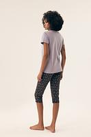 Piżama damska NATURALEZA 42658 SS25 od Henderson Ladies to idealne połączenie wygody i naturalnych materiałów. Wykonana w 100% z wysokiej jakości bawełny, zapewnia doskonałą przewiewność i miękkość, gwarantując komfortowy sen. Krótki rękaw i spodnie rybaczki sprawia, że jest idealna na cieplejsze noce, a klasyczny fason zapewnia pełną swobodę ruchów. To doskonały wybór dla kobiet, które cenią sobie wygodę i naturalne tkaniny.
Skład: 100% Bawełna.