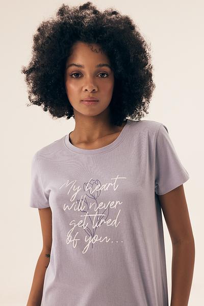 Piżama damska NATURALEZA 42658 SS25 od Henderson Ladies to idealne połączenie wygody i naturalnych materiałów. Wykonana w 100% z wysokiej jakości bawełny, zapewnia doskonałą przewiewność i miękkość, gwarantując komfortowy sen. Krótki rękaw i spodnie rybaczki sprawia, że jest idealna na cieplejsze noce, a klasyczny fason zapewnia pełną swobodę ruchów. To doskonały wybór dla kobiet, które cenią sobie wygodę i naturalne tkaniny.
Skład: 100% Bawełna.