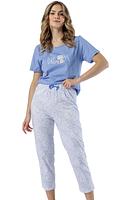 100% naturalna bawełna – miękka i przewiewna
Krótki rękaw i okrągły dekolt – klasyczna, wygodna góra
Kolorowy nadruk – modny, kobiecy akcent
Spodnie długości 7/8 – pełna swoboda ruchów
Idealna na spokojny sen i codzienny relaks
Komfortowy, lekki krój – świetny na każdą porę roku
Produkt polskiej marki Leveza