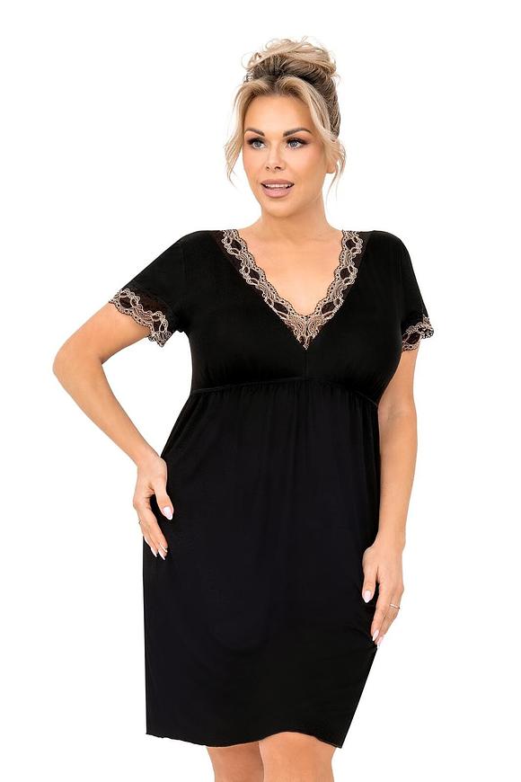 Koszulka nocna Hana Plus od renomowanej marki Donna to idealne połączenie komfortu i subtelnej elegancji. Wykonana z miękkiej i oddychającej wiskozy (90%) z dodatkiem elastanu (5%) i poliestru (5%), doskonale dopasowuje się do sylwetki, zapewniając pełną swobodę ruchów i wygodę podczas snu.
Efektowna koronka zdobi linię biustu i rękawy, nadając koszulce zmysłowego i kobiecego charakteru. Pod biustem znajduje się delikatna gumka z marszczeniem, która podkreśla talię i dodaje koszulce lekkości. Długość przed kolano sprawia, że jest to idealny wybór zarówno na wieczór, jak i na noc.
Koszulka Hana Plus jest pakowana w eleganckie pudełko, co czyni ją również doskonałym pomysłem na prezent. Odkryj komfort i styl w jednym – wybierz koszulkę nocną Hana Plus!
Skład: 90% Wiskoza, 5% Elastan, 5% Poliester
 