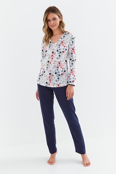 Piżama damska Cana 407 w eukaliptusy malinowo-granatowe
materiał bluzki - singiel jersey, bawełna 100% , materiał spodni - singiel jersey bawełna 95%, elastan 5%


piękny kwiatowy wzór w odcieniach granatu i maliny


odszyty trójkątny dekolt




rękaw długi, ozdobiony delikatną koronką w kolorze granatowym


klasyczny, taliowany krój
 


proste spodnie z bawełny z dodatkiem elastanu w kolorze granatu


 