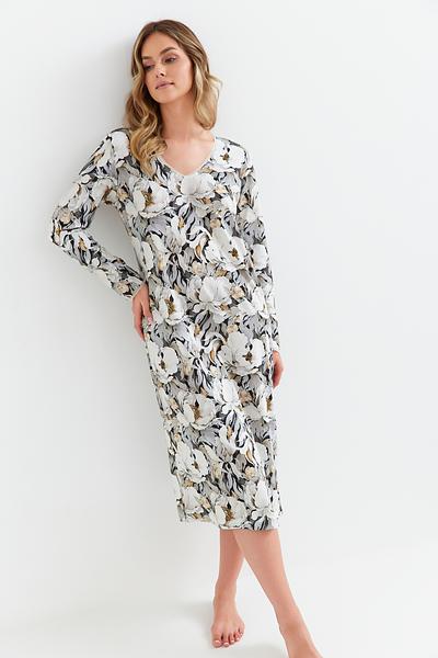Koszula damska Cana 414 w kwiaty
materiał - singiel jersey bawełna 100%


koszula o klasycznym, taliowanym kroju w piękny kwiatowy wzór w odcieniach grafitu i beżu


długość za kolana


długi rękaw


odszyty trójkatny dekolt


rękawy i dekolt ozdobione delikatną koronką w kolorze ecru


 