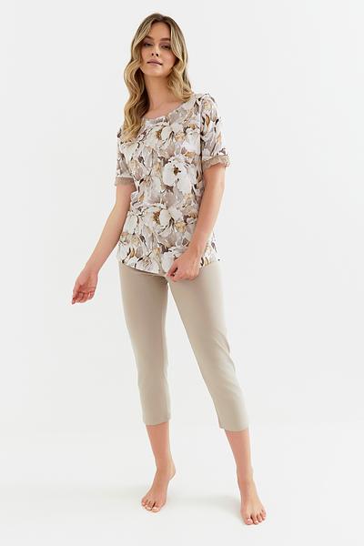 Piżama damska 420 Cana w kwiaty taupe
materiał bluzka - singiel jersey, bawełna 100% ; materiał spodni - singiel jersey, bawełna 95%, elastan 5%


klasyczna bluzka w piękny kwiatowy wzór w odcieniach beżu i écru


dekolt okrągły


krótki rękaw ozdobiony delikatną koronką




proste spodnie 7/8 w kolorze taupe


 