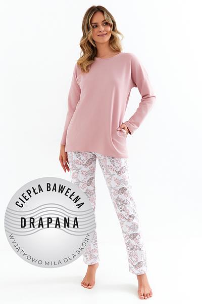 Ciepła piżama damska 427 Cana z bawełny drapanej
materiał bluzki - bawełna drapana 92%, elastan 8%, 240 gram, materiał spodni - bawełna drapana 100% 170 gram
 


ciepła bluza z ciepłej bawełny drapanej typu pensoft z dodatkiem elastanu w kolorze pudrowego różu


wygodny krój oversize z przedłużanym tyłem i kieszeniami w bokach


okrągły dekolt


rękaw długi




proste spodnie z bawełny drapanej


orientalny wzór w kolorach rózu i beżu


komfortowy krój z podwyższanym stanem


 