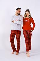 Piżama damska uszyta z wysokiej miękkiej bawełny. Koszulka z długim rękawem, przód ozdobiony świątecznym nadrukiem. Do kompletu długie spodnie w kratę.
Skład: 100% Bawełna
 
 
