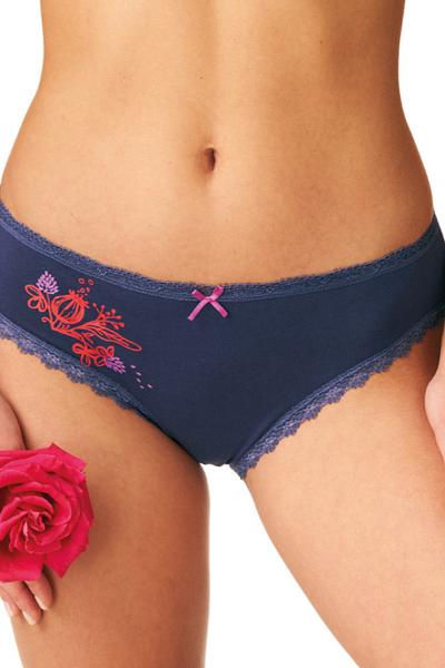 Figi damskie typu bikini, boczki zabudowane, wykonane z wysokiej jakości, wzorzystej bawełny i koronki. W opakowaniu dwie sztuki w prezentowanych kolorach.Skład: 95% Bawełna, 5% Elastan
