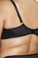 Biustonosz półusztywniany, który łączy funkcjonalność z uwodzicielskim designem. Wykonany z delikatnej koronki o kwiatowym wzorze, który zmysłowo otula piersi, zapewniając komfort i wsparcie na co dzień. Stylowe paseczki dodają całości subtelnej drapieżności, tworząc wyjątkowy efekt wizualny. Regulowane ramiączka oraz klasyczne zapięcie na haftki umożliwiają idealne dopasowanie do Twojej sylwetki.  Idealny wybór na każdą okazję, podkreślający piękno i pewność siebie.
Skład: 88% Poliamid, 8% Poliester, 4% Bawełna