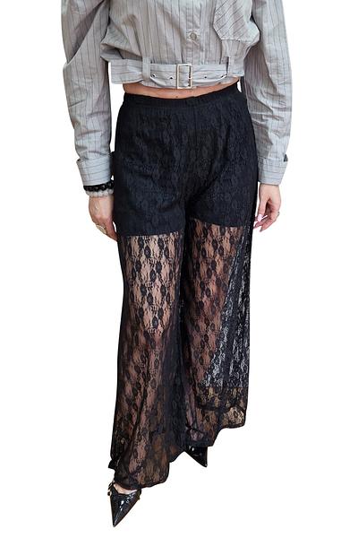 Dodaj do swojej garderoby odrobinę zmysłowości i elegancji dzięki koronkowym spodniom CARMEN od FiORE. Wykonane z delikatnej, półprzezroczystej koronki z subtelnym wzorem kwiatowym, te długie spodnie to połączenie komfortu i wyrafinowanego stylu. Idealne na plażę, festiwale czy romantyczne wieczory. Elastyczna talia zapewnia dopasowanie, a oddychający materiał z domieszką elastanu gwarantuje wygodę noszenia przez cały dzień. CARMEN to doskonały wybór dla kobiet, które cenią unikalne, kobiece fasony i odważne stylizacje.
 